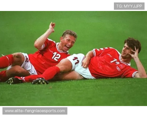 足球巨星的传奇人生与赛场背后的荣耀与挑战